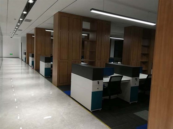 開(kāi)放式員工辦公桌